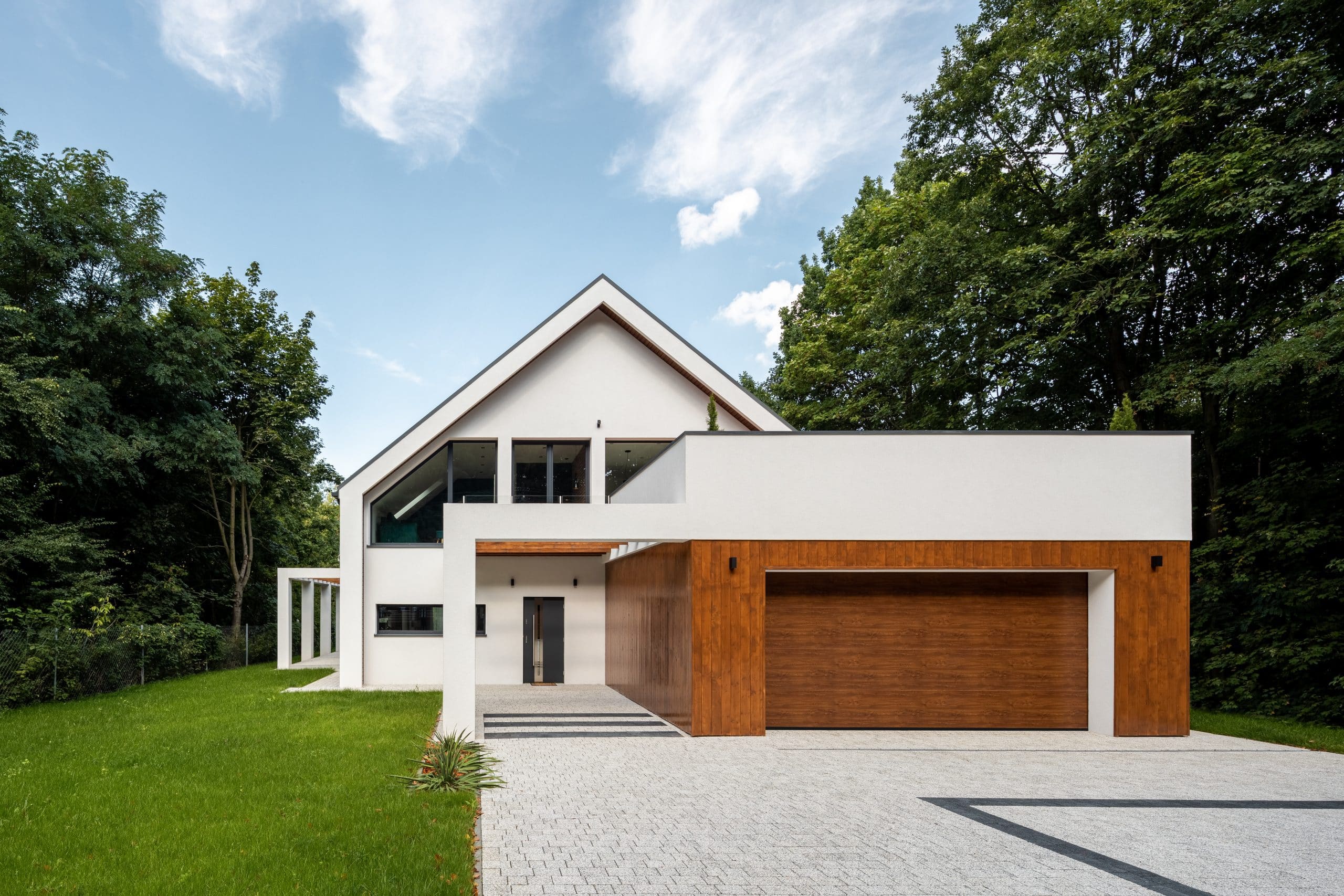 Einfamilienhaus mit angeschlossener Garage und großer Einfahrt.