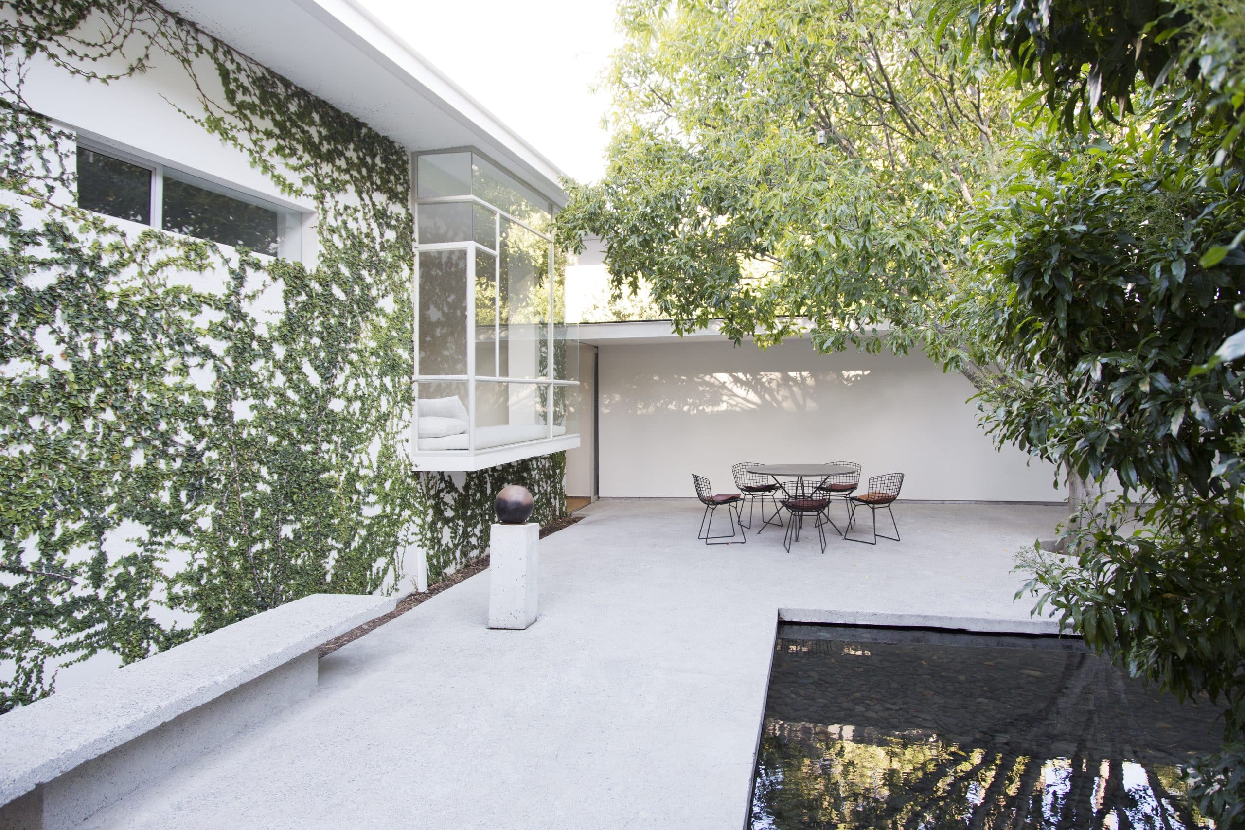 Einfamilienhaus mit Terrasse und angrenzendem Teich.