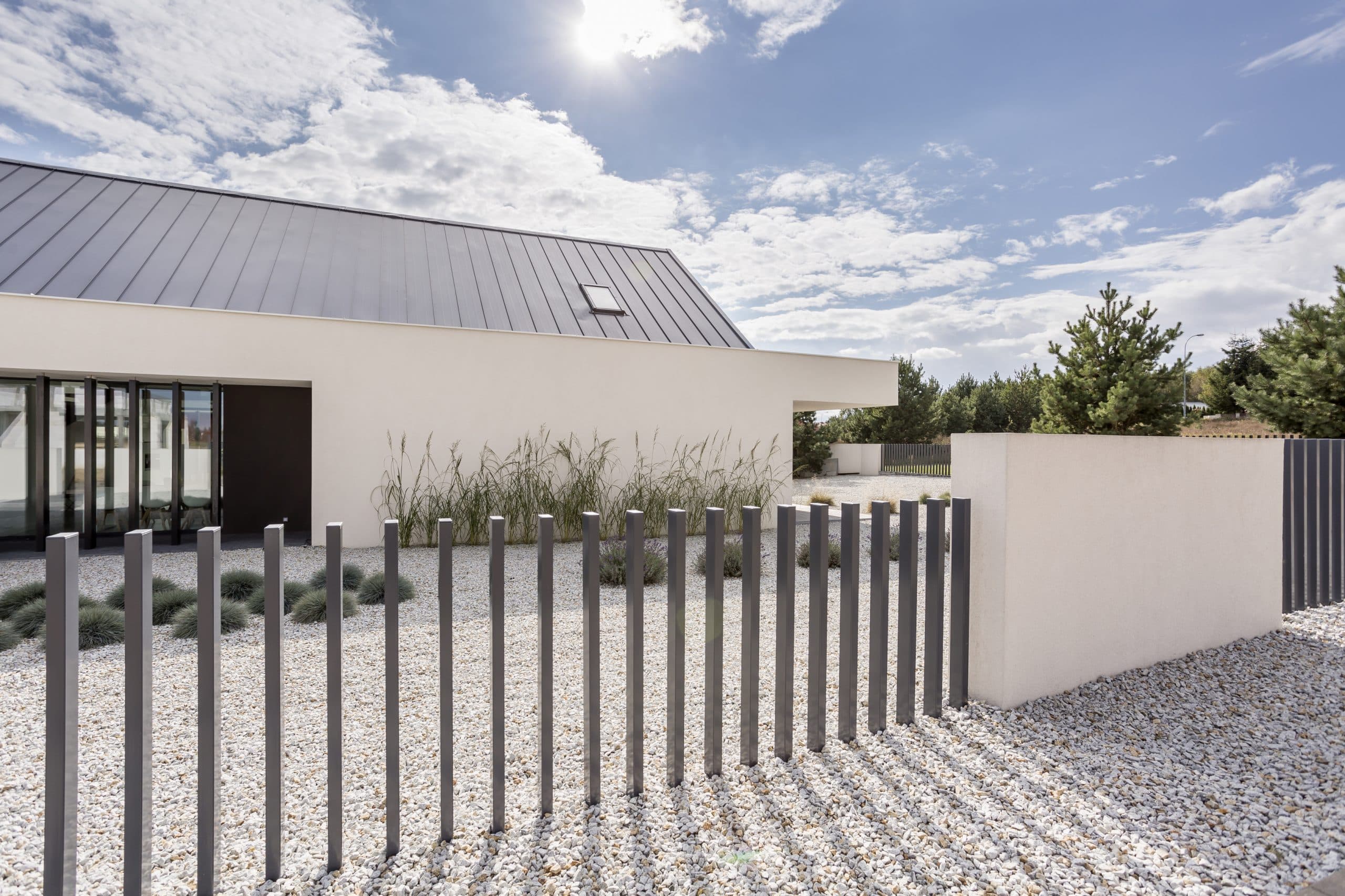 Moderner, puristischer Gartenzaun aus einzelnen Aluminiumelementen.