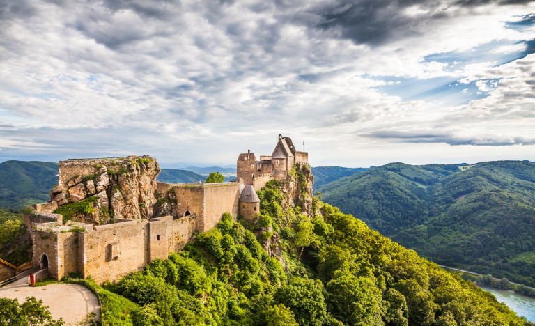 Burgruine Aggstein - eines der zahlreichen Wahrzeichen des Bundeslandes Niederösterreich.