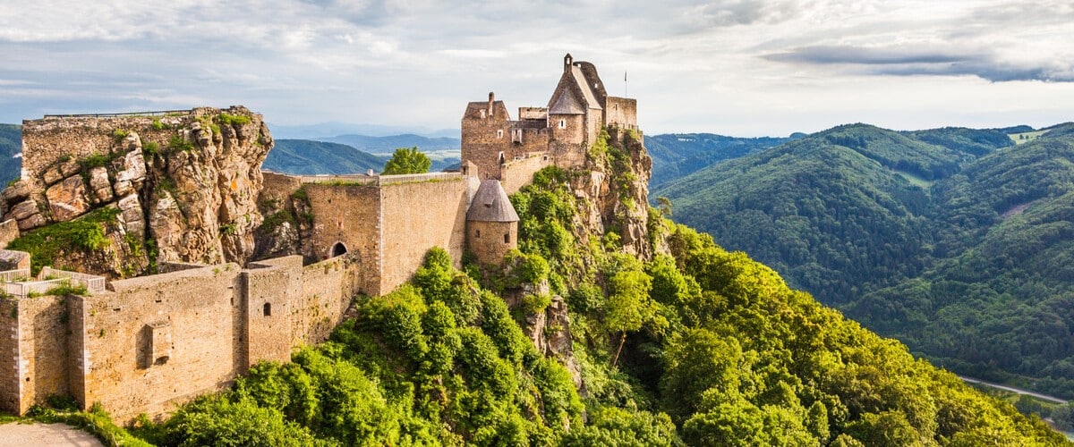 Burgruine Aggstein - eines der zahlreichen Wahrzeichen des Bundeslandes Niederösterreich.