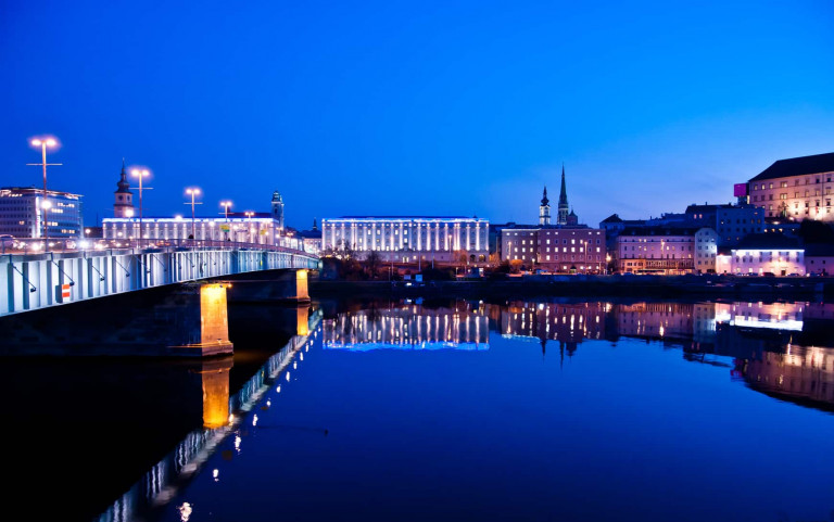 Nibelungenbrücke über die Donau bei Linz, Landeshauptstadt von Oberösterreich.