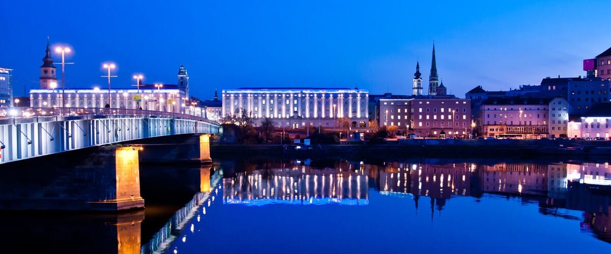 Nibelungenbrücke über die Donau bei Linz, Landeshauptstadt von Oberösterreich.